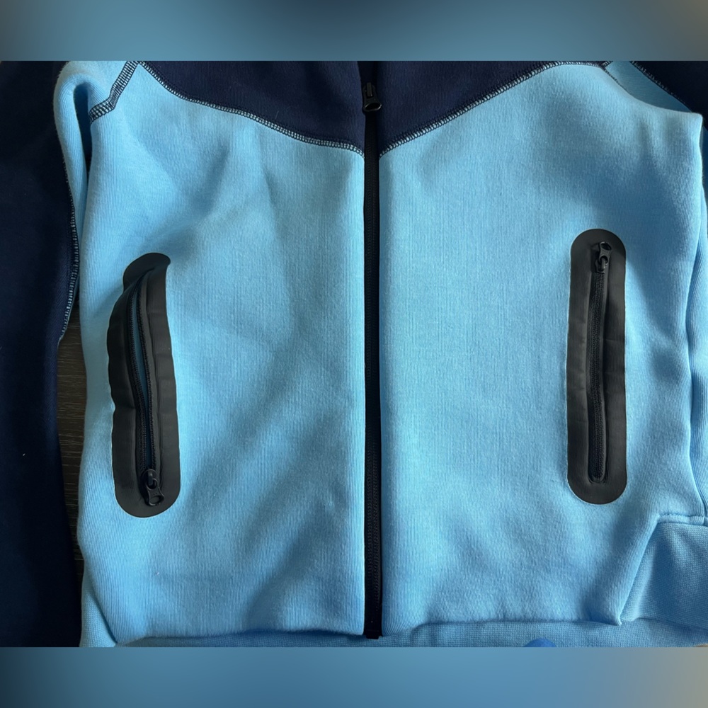 Boys 2 tone Nike tech jacket. Size Medium. Read description. - Picture 2 of 5